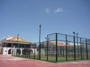 Tenis a/nebo squash v ubytování Albergue Inturjoven Punta Umbría nebo okolí