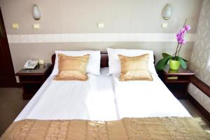 Ένα ή περισσότερα κρεβάτια σε δωμάτιο στο Garni Hotel Lav