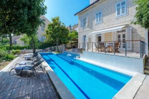 The swimming pool at or close to Villa Donna Paola