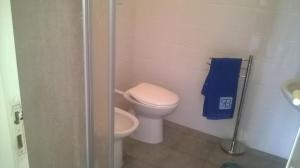 スフェッラカヴァッロにあるCorallo bluの小さなバスルーム(トイレ、青いタオル付)
