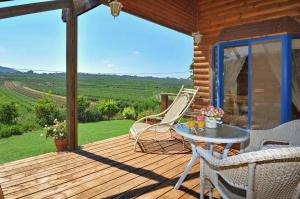 梅图拉Meshi Belavan的露台上有一张桌子和几把椅子，位于木质甲板上