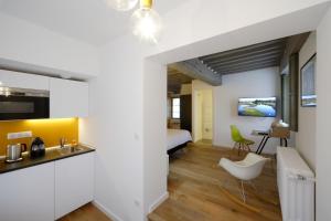 TV a/nebo společenská místnost v ubytování Les Maisons du Pont - Charme & Caractère