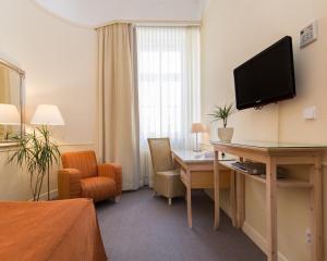 TV a/nebo společenská místnost v ubytování Unitas Hotel