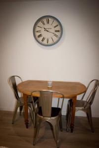 シャロン・アン・シャンパーニュにあるCôté Jardsのテーブル(椅子付)、壁掛け時計