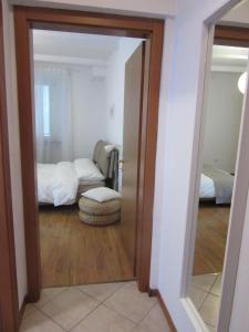 Una puerta que conduce a una habitación con dormitorio en Portico88 en Trento