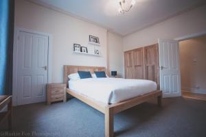 亞伯丁市的住宿－Stylish and Spacious two bed in Aberdeen's West End，卧室配有带蓝色枕头的大型白色床