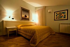 Postel nebo postele na pokoji v ubytování Albergo Ristorante Siro + 22 fotografií