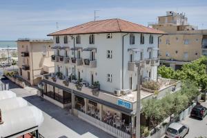 - une vue sur un grand bâtiment blanc dans l'établissement Hotel Villa dei Gerani, à Rimini