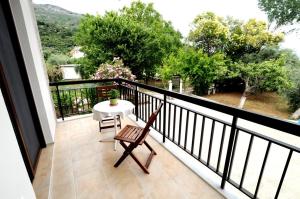 einen Balkon mit einem Tisch und Stühlen sowie Aussicht in der Unterkunft Alba Studio Thassos in Kinira