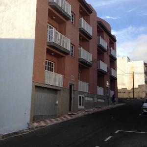 ein Gebäude mit Balkonen an der Straßenseite in der Unterkunft VV Calle La Ola in La Restinga