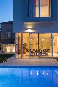 Bazén v ubytování Koras Villa - villa with heated pool nebo v jeho okolí