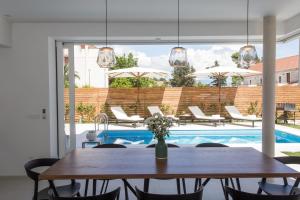 Bazén v ubytování Koras Villa - villa with heated pool nebo v jeho okolí