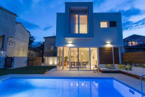 Bazén v ubytování Koras Villa - villa with heated pool nebo v jeho okolí