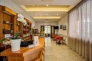 uma sala de estar com um balcão e uma sala de jantar em Hotel Villa dei Gerani em Rimini