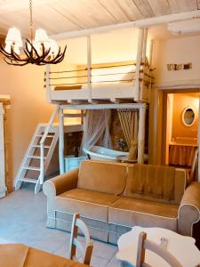 - un salon avec un canapé et des lits superposés dans l'établissement I Bravi, à Malgrate