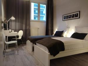 a bedroom with a bed and a desk and a chair at Midi Inn Parkhotel Mitte in Berlin