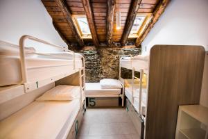 Ένα ή περισσότερα κρεβάτια σε δωμάτιο στο Mountain Hostel Tarter