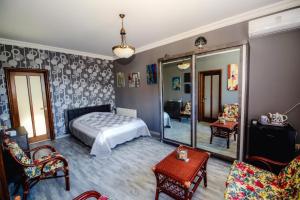 Casa de Khasia في زوغديدي: غرفة نوم مع سرير وغرفة معيشة