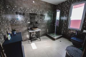 Koupelna v ubytování Casa de Khasia + 37 fotografií