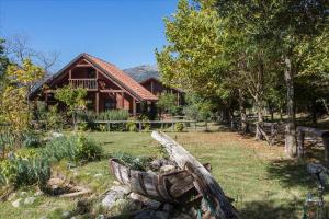 una casa con un cortile con una barca davanti di Agriturismo La Locanda Del Parco a Morano Calabro