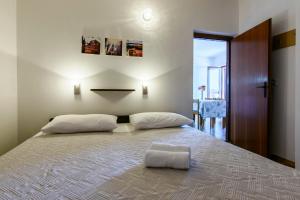 ein Schlafzimmer mit einem großen Bett mit zwei Kissen darauf in der Unterkunft Apartments Martina in Primošten