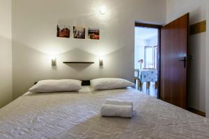 ein Schlafzimmer mit einem großen Bett und zwei Kissen darauf in der Unterkunft Apartments Martina in Primošten + 44 Fotos