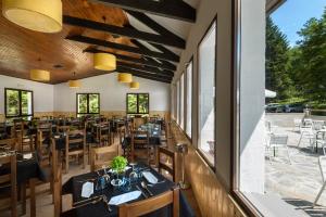 Restorāns vai citas vietas, kur ieturēt maltīti, naktsmītnē Camping Selva de Oza