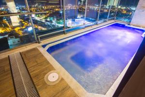 a swimming pool on the top of a skyscraper at GHL Hotel Grand Villavicencio in Villavicencio