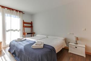 A bed or beds in a room at Apartamentos Suites&Homes