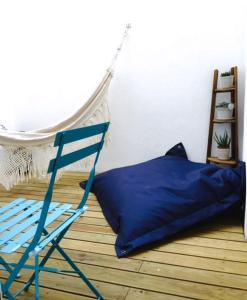 een blauwe stoel en een blauw kussen in een kamer bij Santo Amaro's House in Lissabon