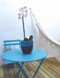 een blauwe tafel met een potplant erop bij Santo Amaro's House in Lissabon