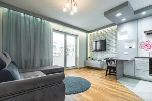 salon z kanapą i stołem w obiekcie Apartament 48m w centrum Grójca w mieście Grójec