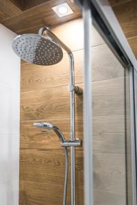 prysznic z głowicą prysznicową w łazience w obiekcie Apartament 48m w centrum Grójca w mieście Grójec +37 zdjęć
