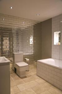 een badkamer met een bad, een toilet en een bad bij No.10 Preston in Preston