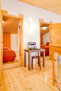 a bedroom with a desk with a laptop on it at Holiday Club Pyhä HolySuites in Pyhätunturi