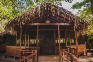 a bamboo hut with a thatched roof at Uni Rao Centro Ecológico in Pucallpa