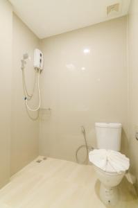 ein Bad mit einem WC und einer Dusche in der Unterkunft My Living Place Nathon in Nathon