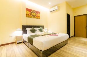 a bedroom with a large bed in a room at My Living Place Nathon in Nathon +20 photos
