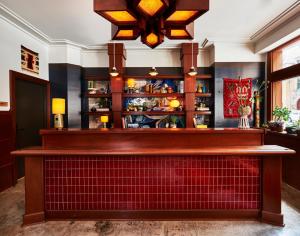 - un bar avec un comptoir en bois dans la chambre dans l'établissement Freehand Chicago, à Chicago