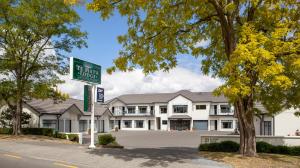 una señal frente a la reconstrucción del hotel en Te Mata Lodge, en Havelock North