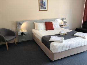 En eller flere senge i et værelse på Alexander Motel