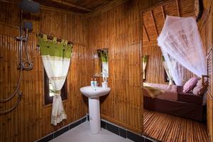 Koupelna v ubytování The Cove Phi Phi