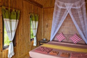 Un pat sau paturi într-o cameră la The Cove Phi Phi