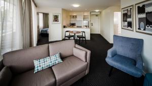 - un salon avec un canapé et une chaise dans l'établissement Salamanca Terraces, à Hobart