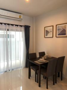 ein Esszimmer mit Tisch und Stühlen und einem Fenster in der Unterkunft Samui Paca place in Mae Nam