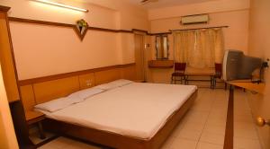 Giường trong phòng chung tại Hotel Vishnu Residency