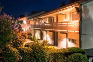 un edificio con luces de noche. en Campanile Villeneuve-Sur-Lot, en Pujols Lot et Garonne