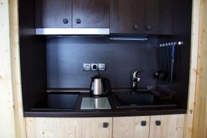 Kuchyň nebo kuchyňský kout v ubytování Krakonošova Dílna "WOODHAUS"