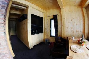 Televízia a/alebo spoločenská miestnosť v ubytovaní Krakonošova Dílna "WOODHAUS"