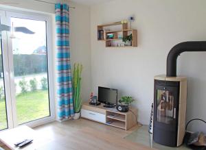 uma sala de estar com lareira e televisão em Ferienwohnungen Luetow USE 3100 em Lütow